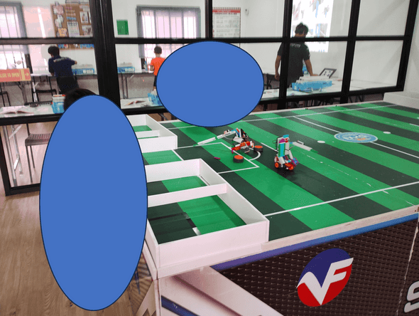 できたロボットを操作して対戦中