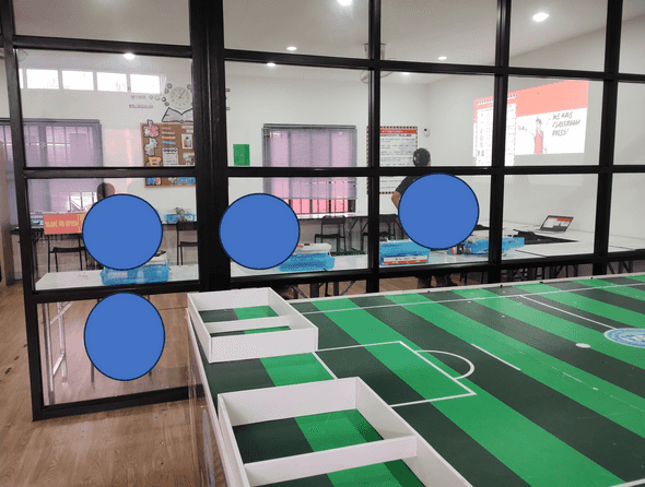 子どもが椅子に座って課題のロボットを組み立てている